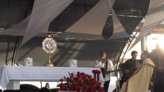En Wacom III un momento de Adoración Eucarística con el Señor Nuncio Apostólico de Colombia